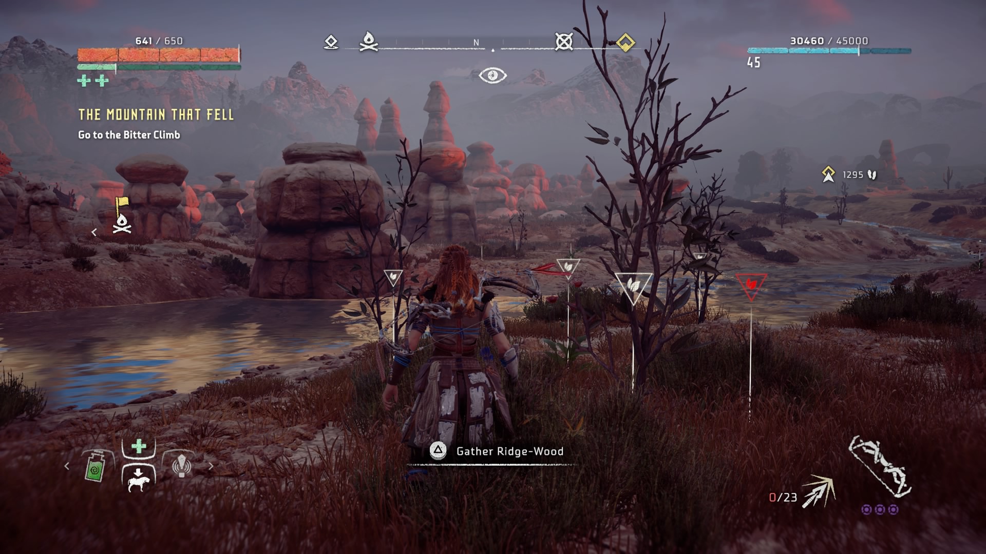 Abb. 6: Horizon Zero Dawn als gekerbter Raum: Nichtdiegetische Markierungen zur nächsten Feuerstelle als Speicherplatz, dem 1295 Schritte entfernten Ziel und den einsammelbaren Ressourcen. Abb. 6: Horizon Zero Dawn als gekerbter Raum: Nichtdiegetische Markierungen zur nächsten Feuerstelle als Speicherplatz, dem 1295 Schritte entfernten Ziel und den einsammelbaren Ressourcen.